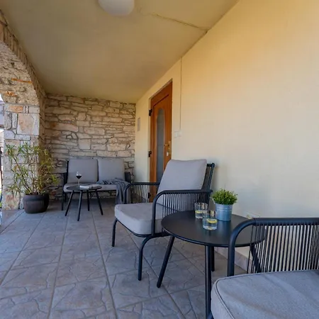 Casa Nadia In Peroj - Haus Fuer 8 Personen
