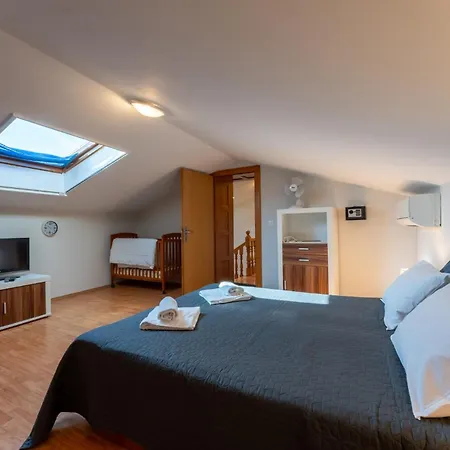 Casa Nadia In Peroj - Haus Fuer 8 Personen *