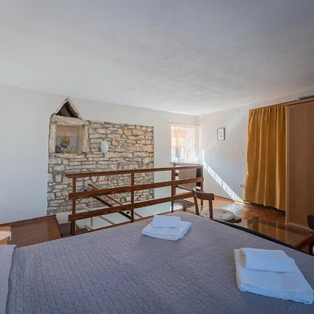 Casa Nadia In Peroj - Haus Fuer 8 Personen 펜션 파자나